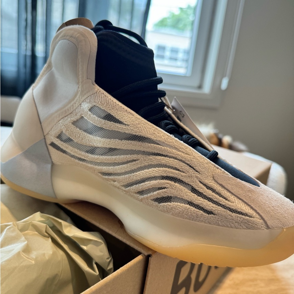 Yeezy Quantum - Picture 3 of 16